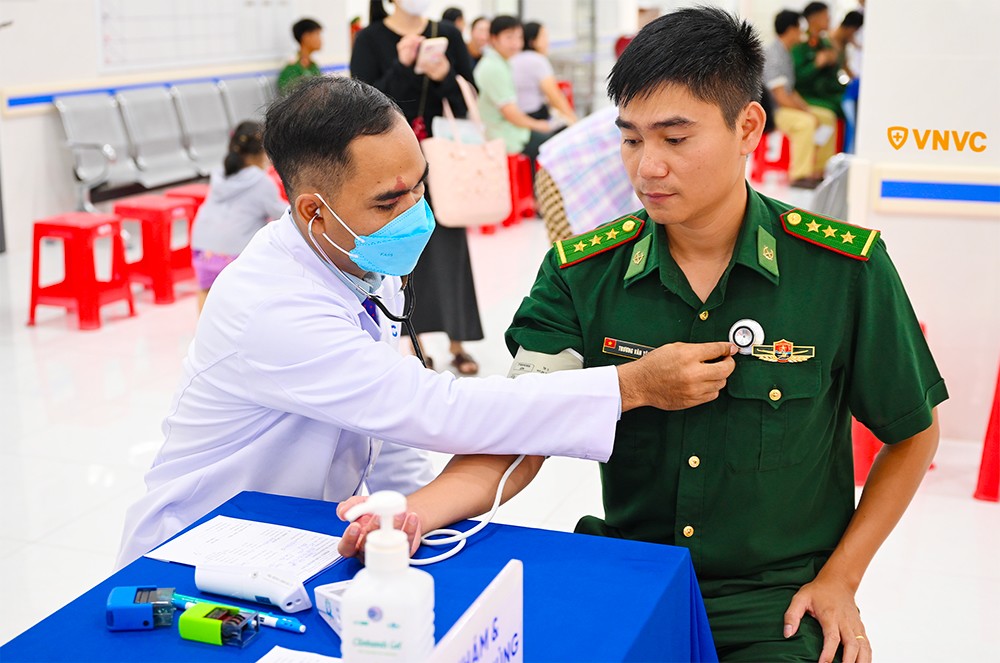 VNVC tài trợ Đặc khu Côn Đảo gói hỗ trợ hơn 10 tỷ đồng, đồng hành cùng TP.HCM bảo vệ sức khỏe quân, dân biển đảo - 4