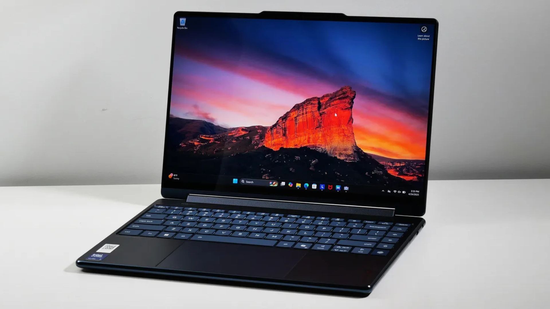 Những laptop pin “trâu” đáng chú ý nhất năm 2026 - 2