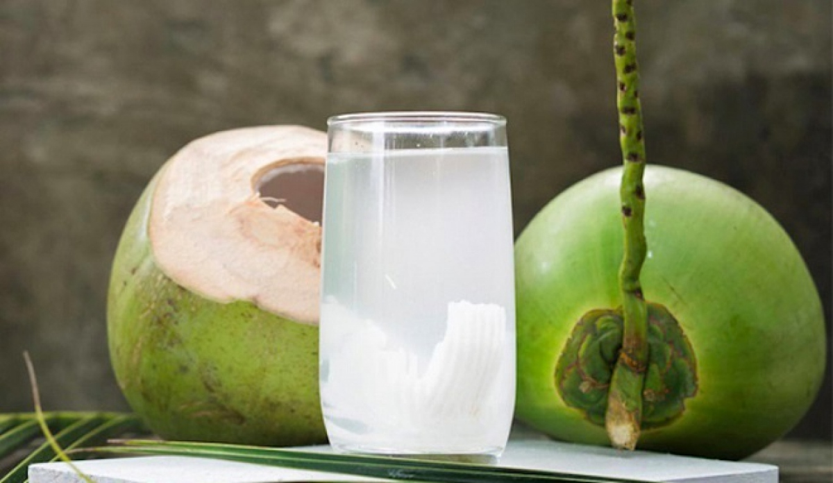 2 thời điểm nên uống nước dừa rất tốt cho cơ thể, giúp làm dịu cổ họng, đàm bớt đặc, thở nhẹ hơn - 1