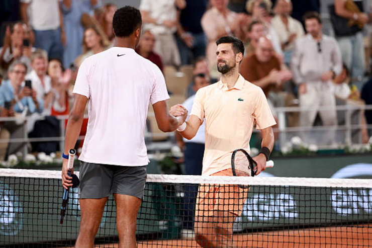 Djokovic "tra tấn" thể lực đối thủ cao 2m03, vượt kỷ lục Federer ở Roland Garros - 1