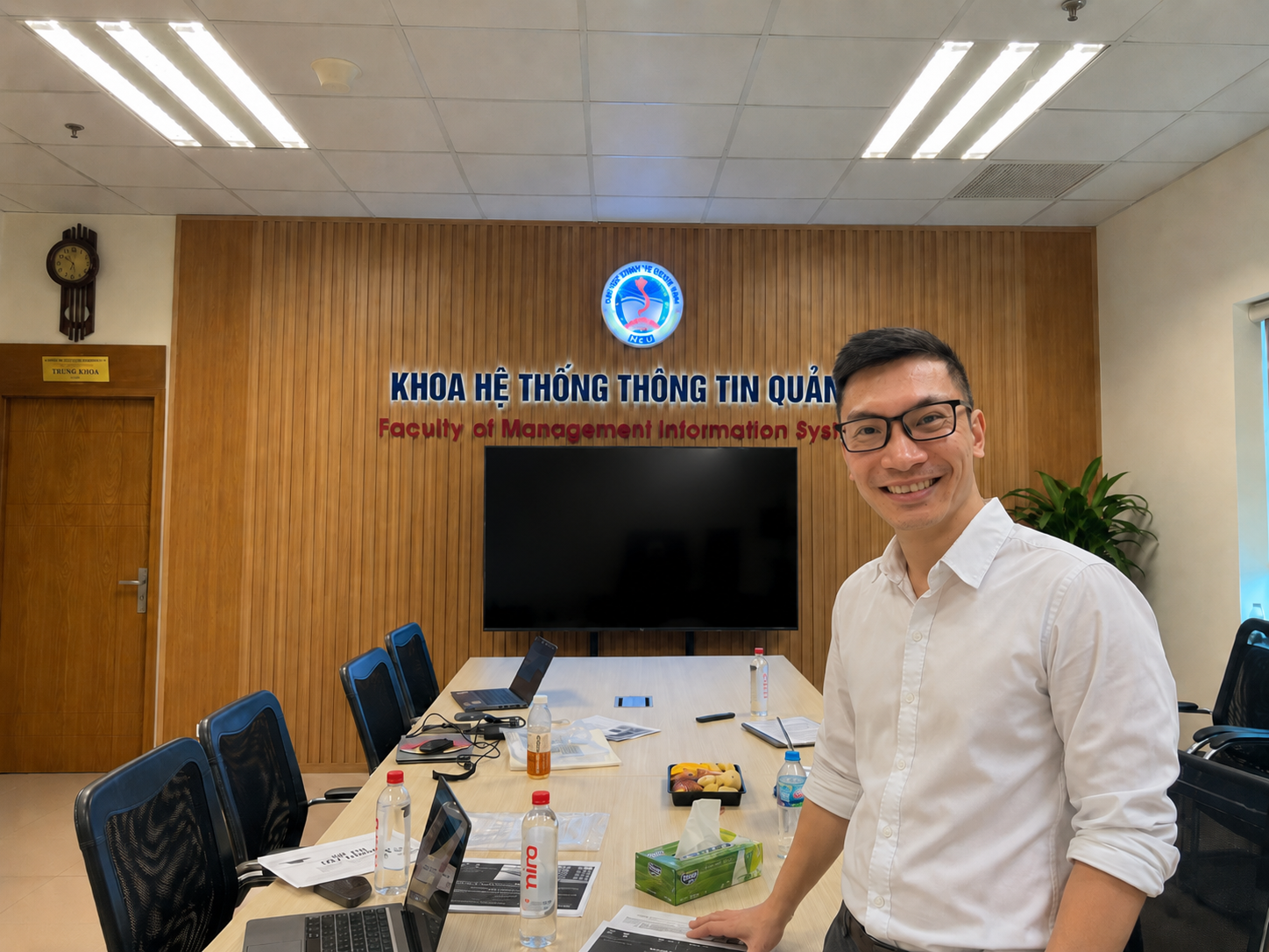 Hai học viên NEU thắng hackathon quốc tế với ý tưởng dùng AI hỗ trợ doanh nghiệp phát triển bền vững - 2