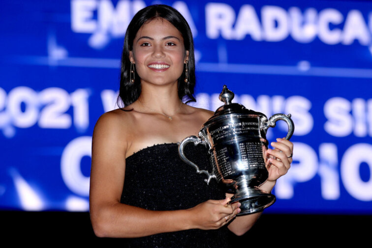 "Họa mi" tennis Raducanu kiếm 500 tỷ đồng: Nghịch lý càng chơi tệ, càng nhiều tiền - 2