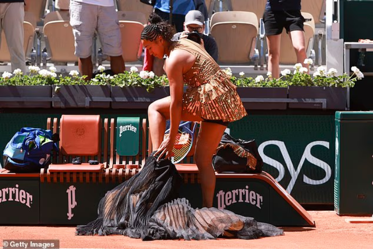 Cựu số 1 thế giới mặc đồ độc lạ ở Roland Garros, đối thủ ức chế vì quá màu mè - 3