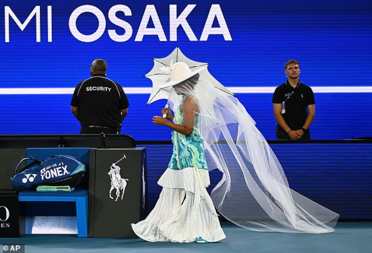 Cựu số 1 thế giới mặc đồ độc lạ ở Roland Garros, đối thủ ức chế vì quá màu mè - 2