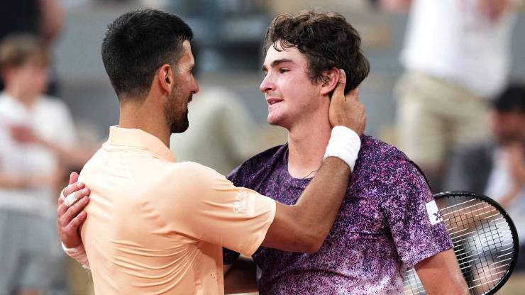 Fonseca thắng lịch sử Djokovic: Tung 3 "cú đấm chí tử" ở Roland Garros - 1