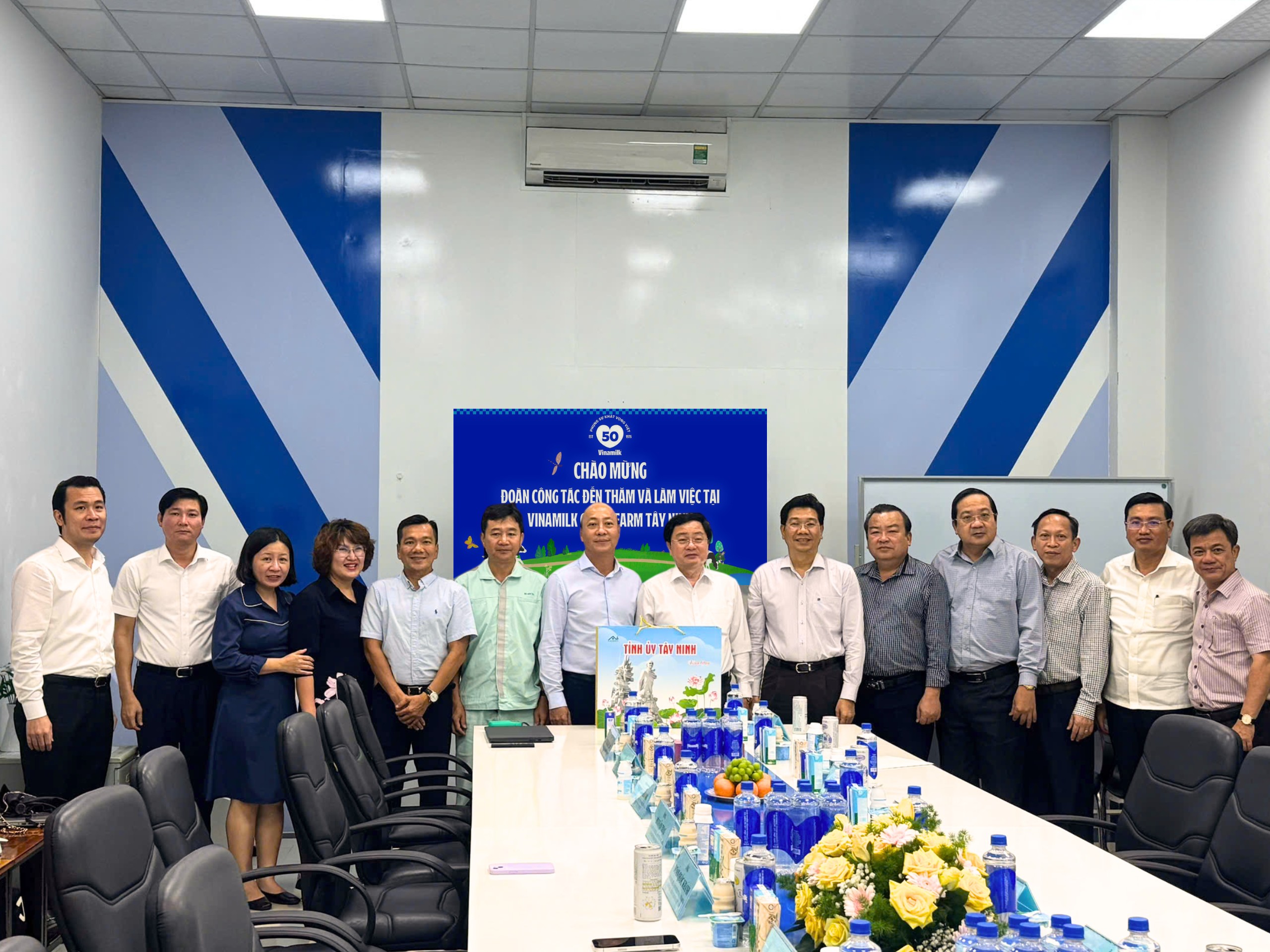 Tây Ninh ủng hộ Vinamilk mở rộng trang trại, sớm triển khai nhà máy chế biến sữa - 1