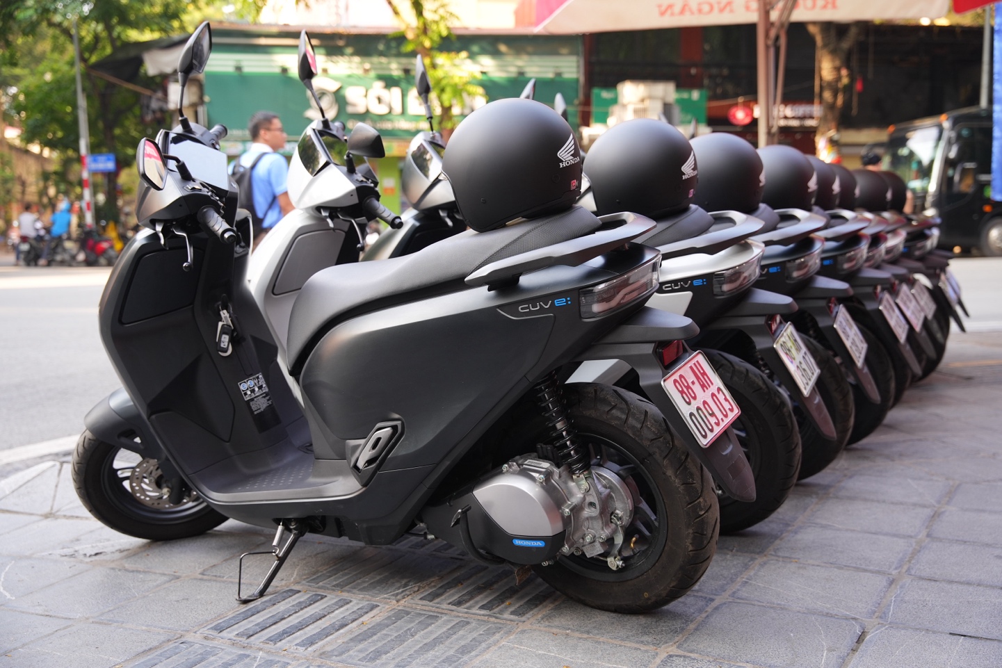 Honda Việt Nam mở bán hai mẫu xe máy điện Honda CUV e: và Honda UC3 - 2