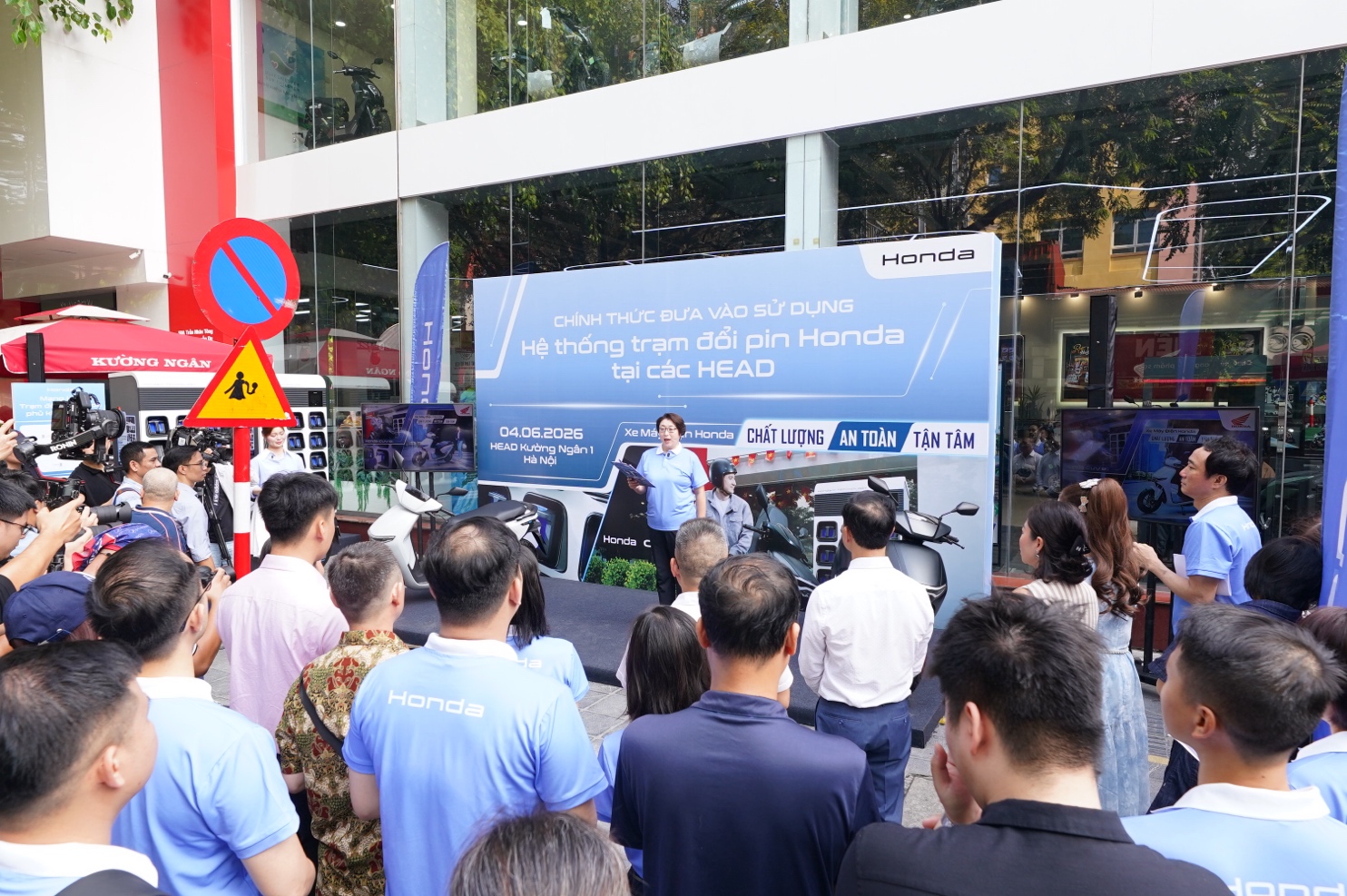 Honda Việt Nam mở bán hai mẫu xe máy điện Honda CUV e: và Honda UC3 - 1