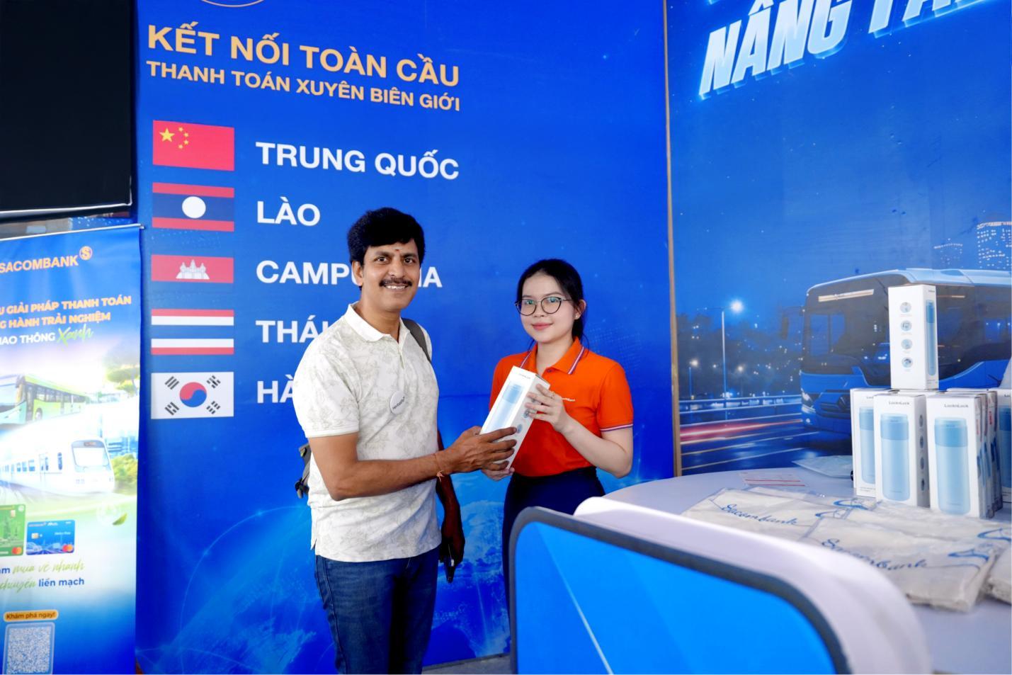 Gian hàng của SACOMBANK thu hút khách quốc tế tại Lễ hội Tài chính số 2026 - 6