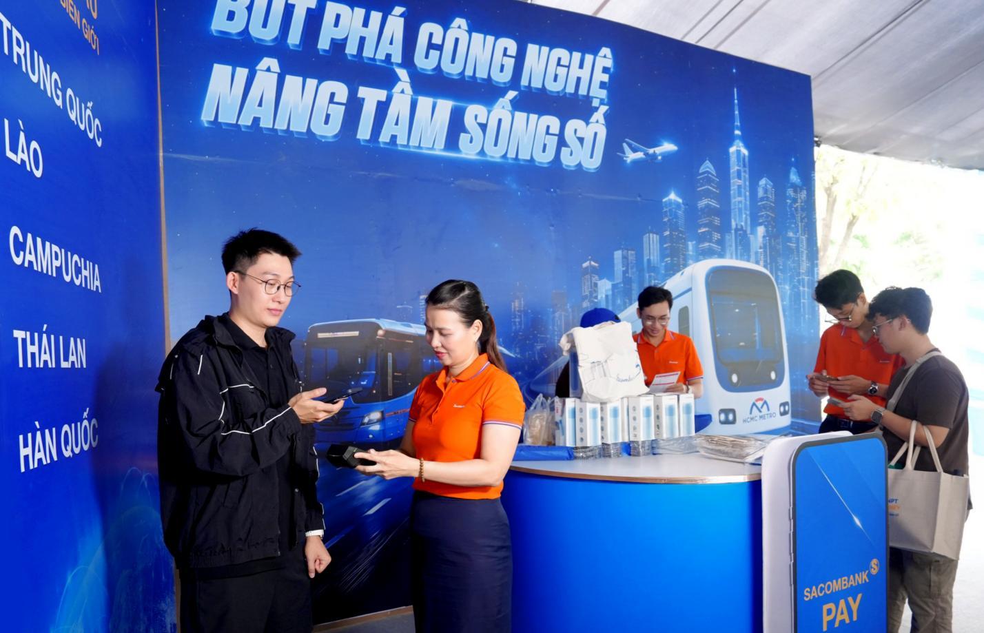Gian hàng của SACOMBANK thu hút khách quốc tế tại Lễ hội Tài chính số 2026 - 3