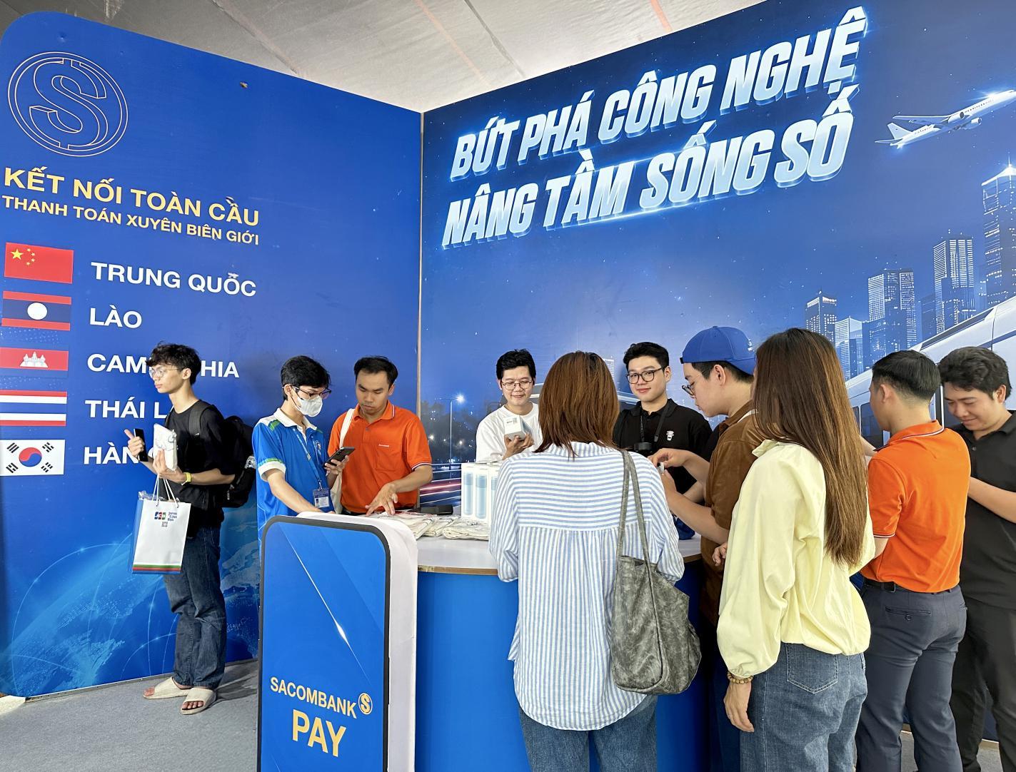 Gian hàng của SACOMBANK thu hút khách quốc tế tại Lễ hội Tài chính số 2026 - 7