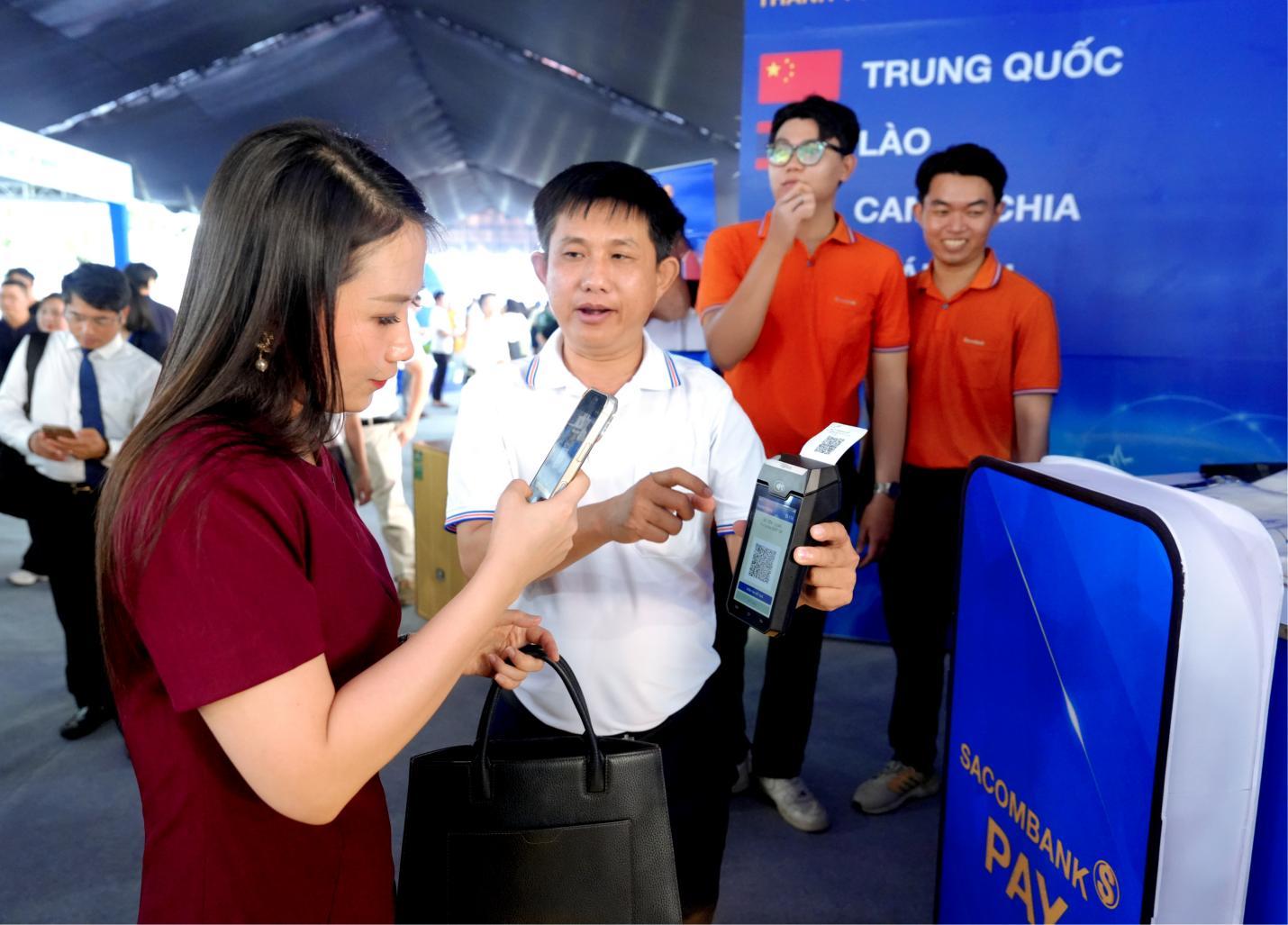 Gian hàng của SACOMBANK thu hút khách quốc tế tại Lễ hội Tài chính số 2026 - 4