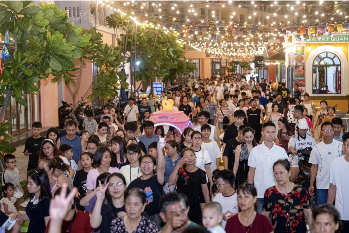 Biển người phủ kín Vịnh trung tâm tại Lễ hội biển Cát Bà - 2