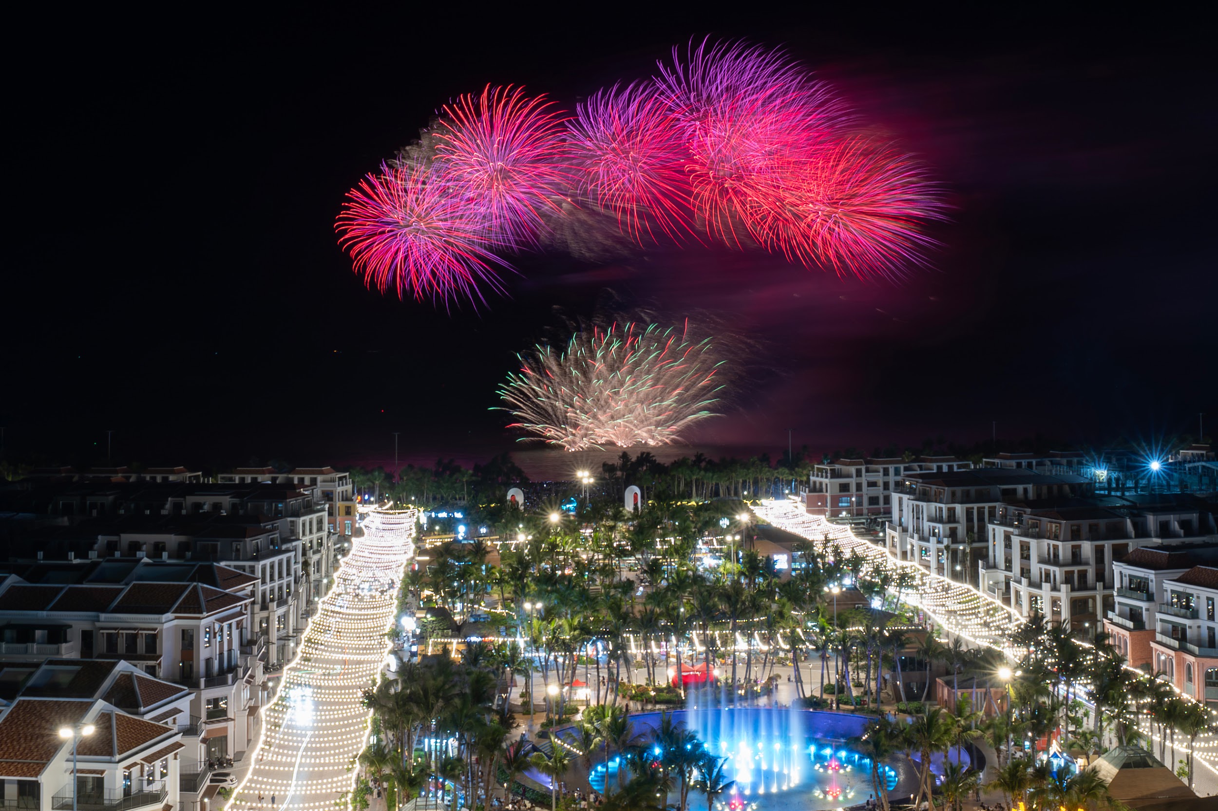 Biển người phủ kín Vịnh trung tâm tại Lễ hội biển Cát Bà - 1