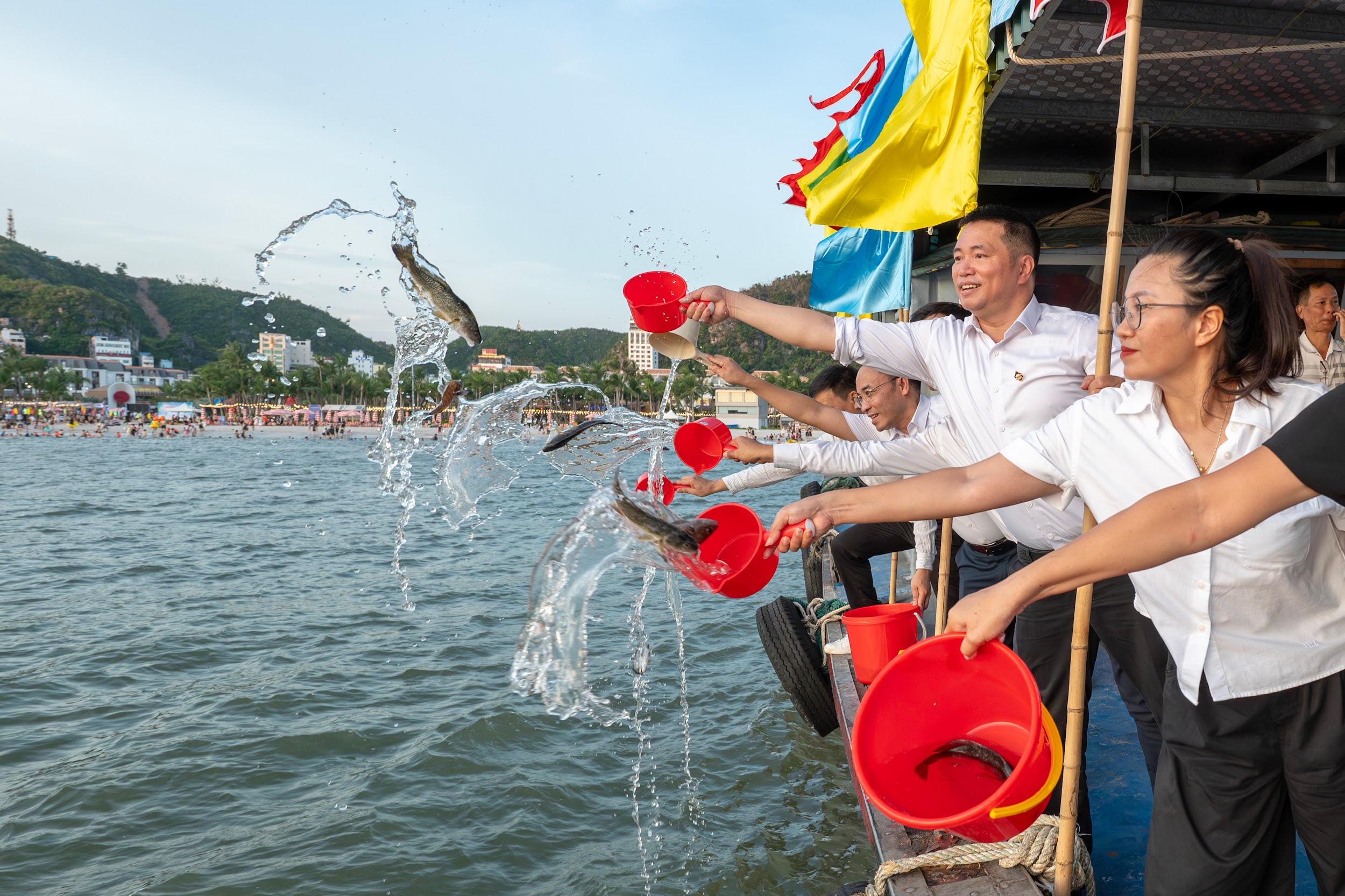 Biển người phủ kín Vịnh trung tâm tại Lễ hội biển Cát Bà - 5