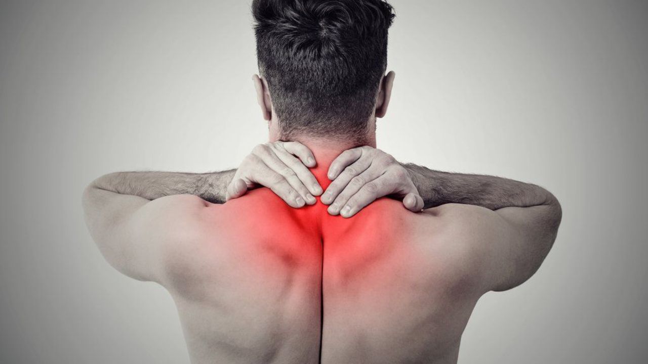 Đau cổ vai gáy kéo dài: Vì sao nhiều người điều trị mãi không khỏi? - 1