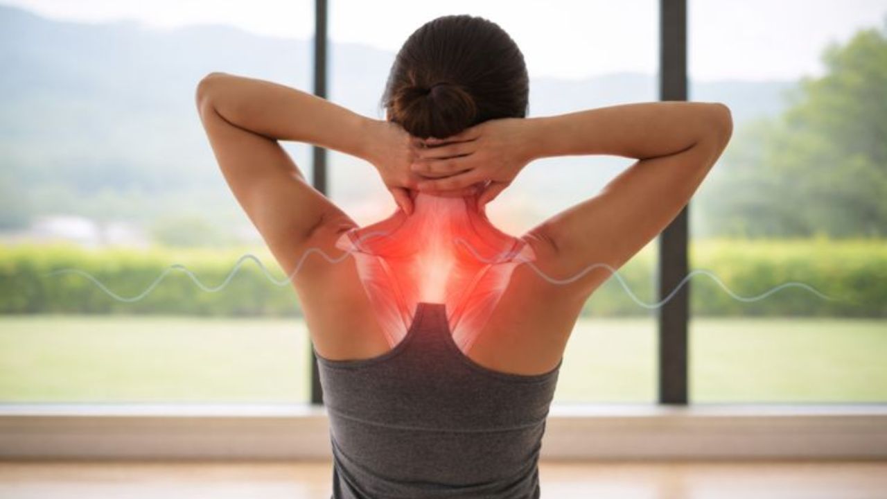 Đau cổ vai gáy kéo dài: Vì sao nhiều người điều trị mãi không khỏi? - 2