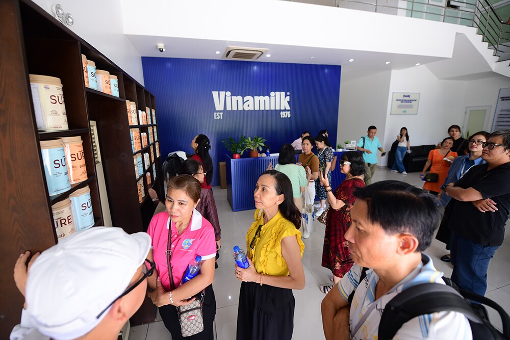Vinamilk đón thế hệ “đồng niên” tham quan nhà máy với lời hứa chăm sóc sức khỏe bằng dinh dưỡng chất lượng - 2