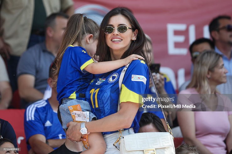 Canada đấu Bosnia rực lửa World Cup: "Nữ thần" Bắc Mỹ so kè "Bà hoàng" Balkan - 3