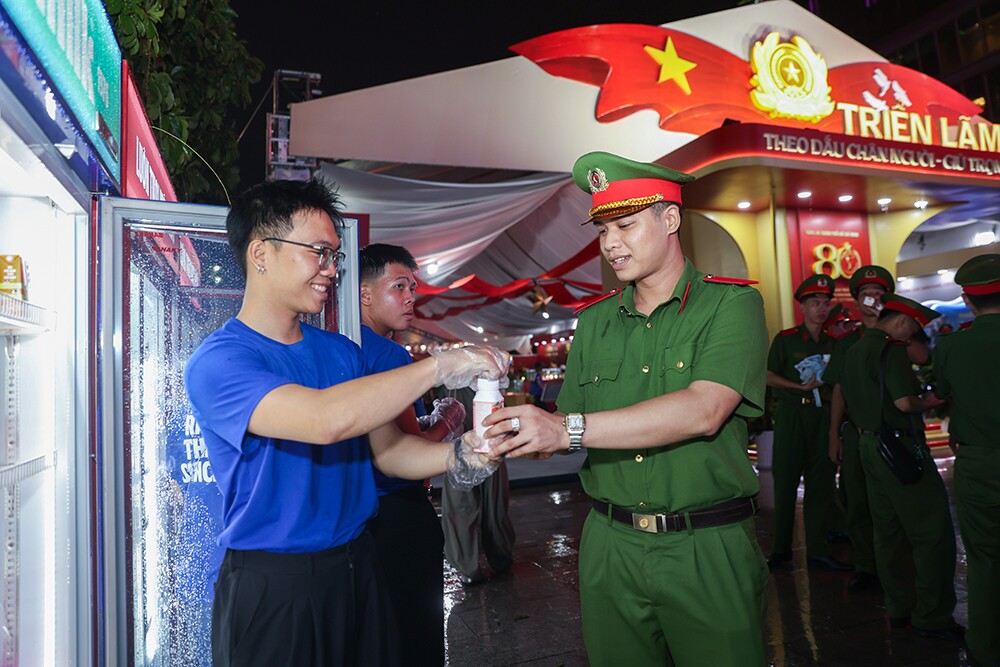 Vinamilk mang đến những trạm tiếp năng lượng giữa Gala “Tổ quốc bình yên” - 5