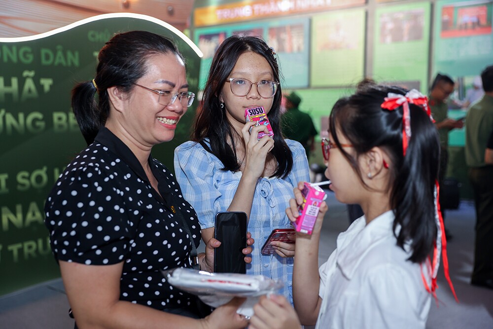 Vinamilk mang đến những trạm tiếp năng lượng giữa Gala “Tổ quốc bình yên” - 7