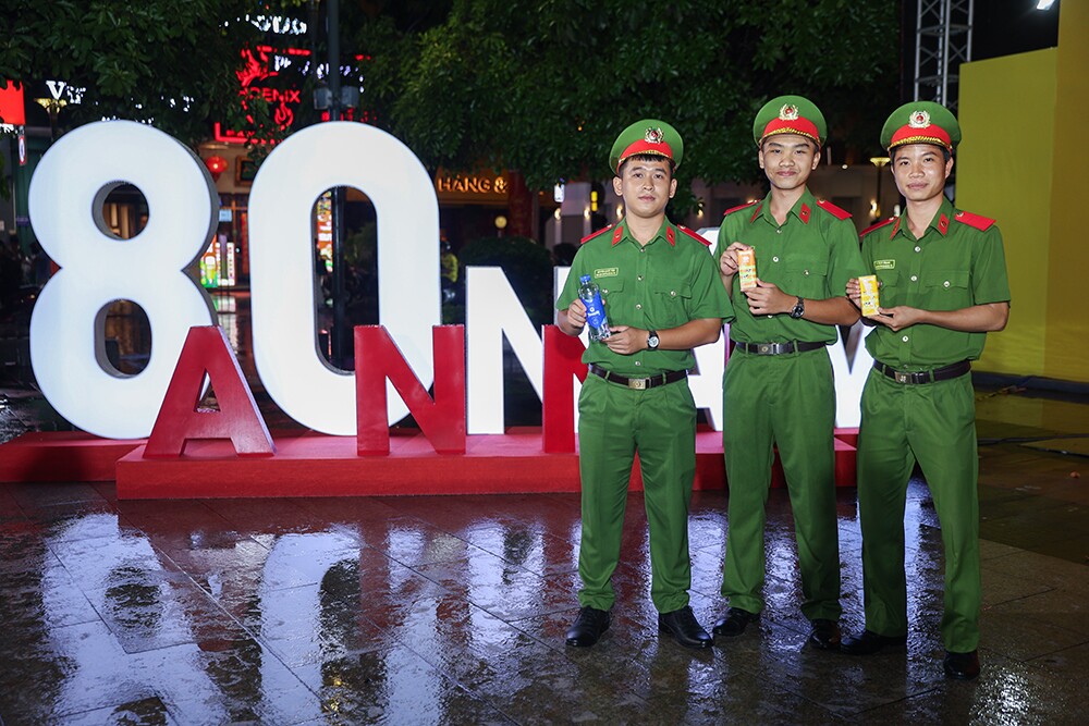 Vinamilk mang đến những trạm tiếp năng lượng giữa Gala “Tổ quốc bình yên” - 9