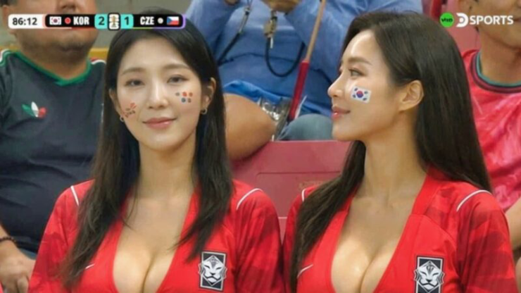 Sự thật ngã ngửa về dàn fan nữ gợi cảm mặc bikini cổ vũ World Cup - 4