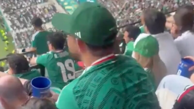 Khán đài World Cup dậy sóng: Mỹ nhân hứa "cởi sạch", cô gái bị chụp lén "vòng 3" - 5