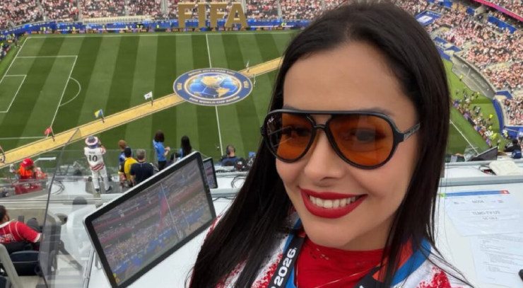 Khán đài World Cup dậy sóng: Mỹ nhân hứa "cởi sạch", cô gái bị chụp lén "vòng 3" - 2