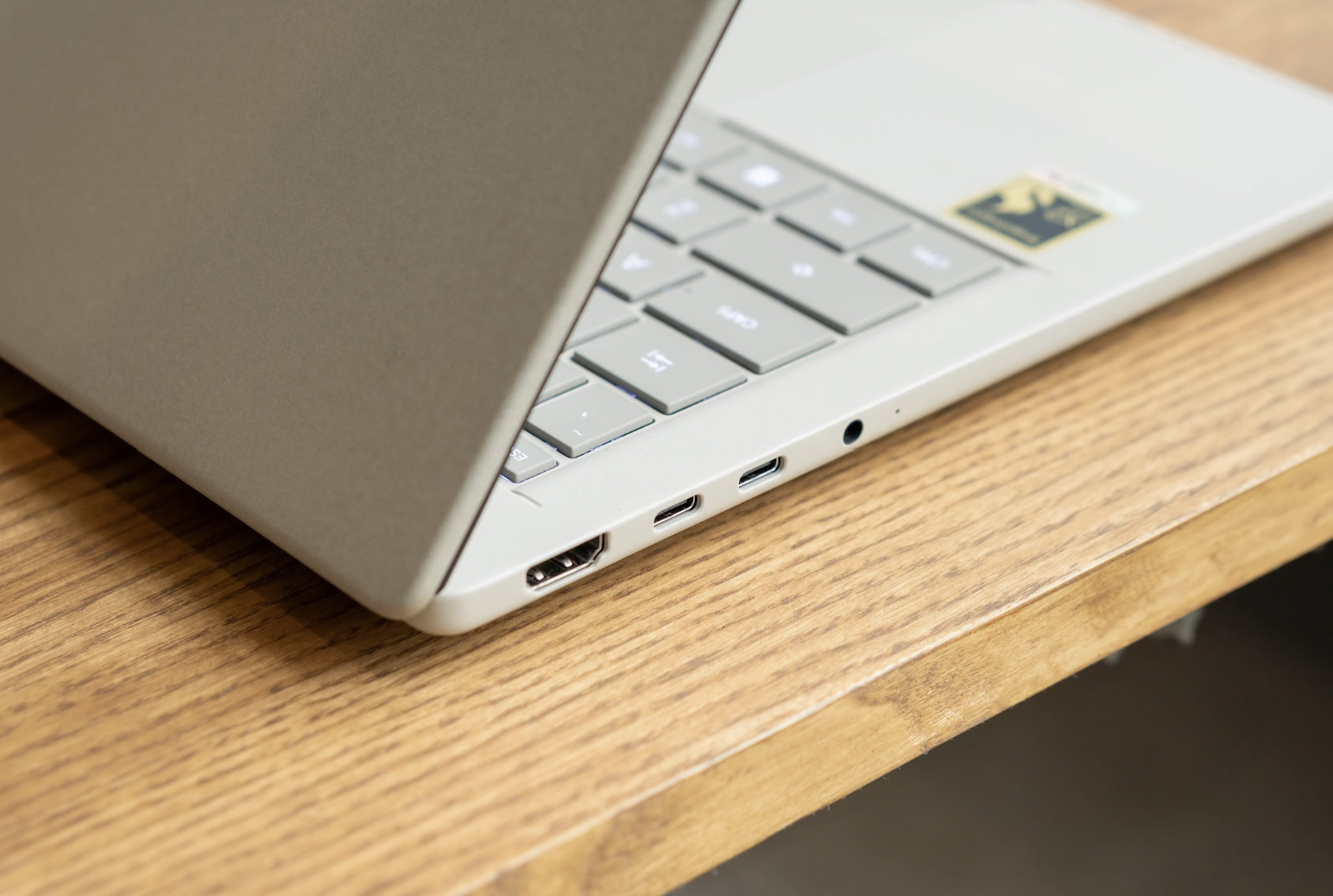 Chiếc laptop 990g này là"vũ khí" cân mượt mọi deadline bất kể không gian - 5