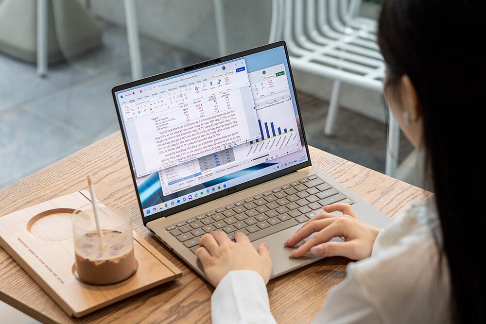 Chiếc laptop 990g này là"vũ khí" cân mượt mọi deadline bất kể không gian - 3