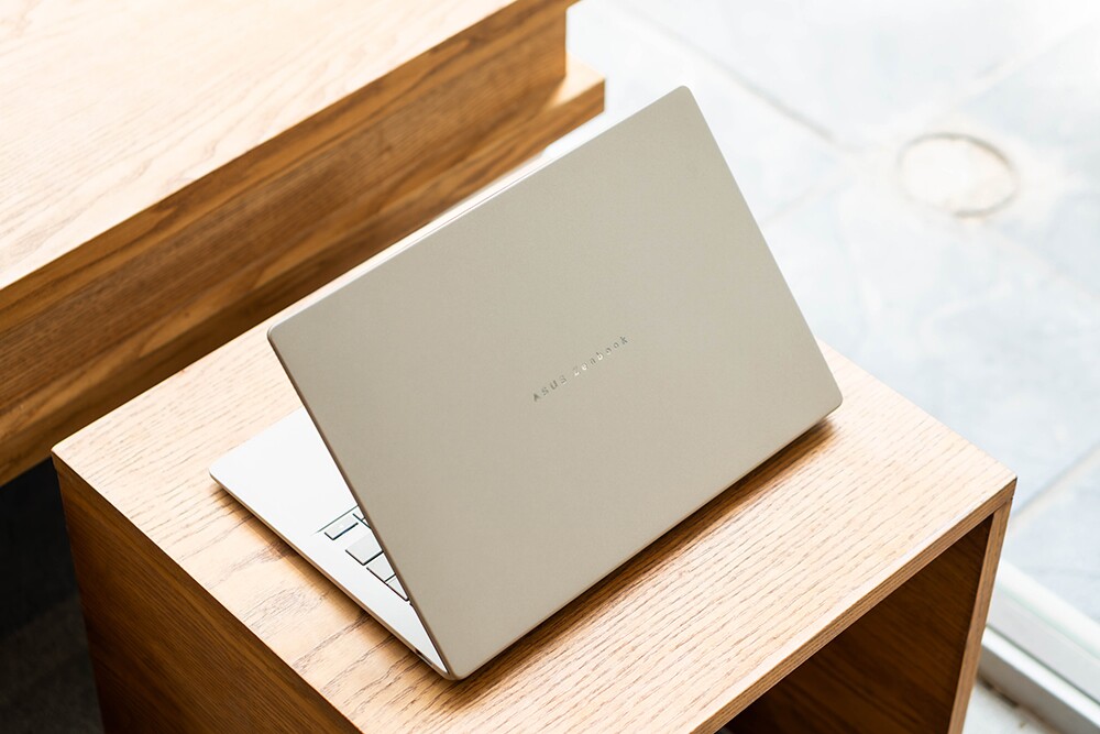 Chiếc laptop 990g này là"vũ khí" cân mượt mọi deadline bất kể không gian - 2