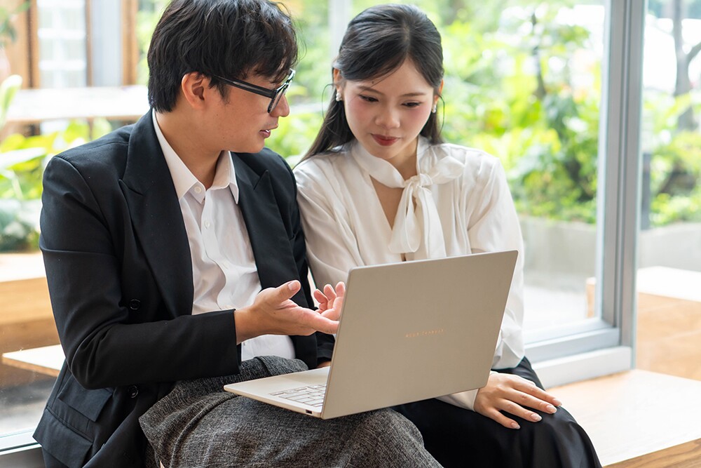 Chiếc laptop 990g này là"vũ khí" cân mượt mọi deadline bất kể không gian - 4