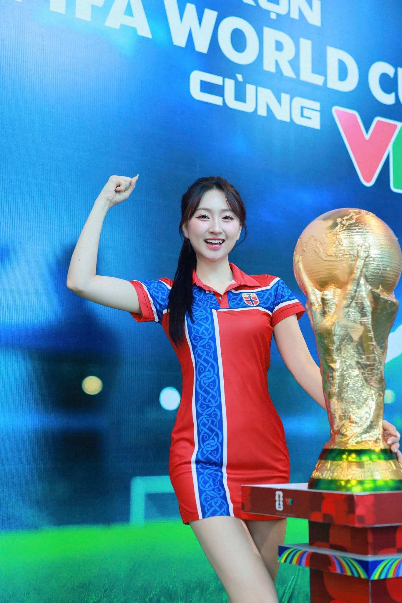 Người đẹp Yoga khoe vòng eo "con kiến" 60cm, hết mình cổ vũ Haaland ở World Cup - 1