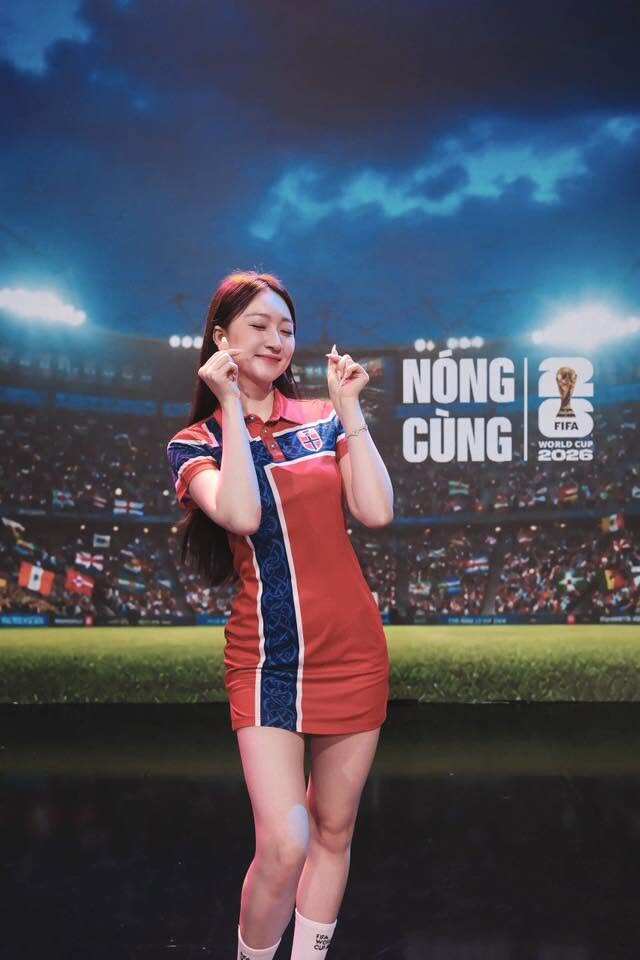 Người đẹp Yoga khoe vòng eo "con kiến" 60cm, hết mình cổ vũ Haaland ở World Cup - 12