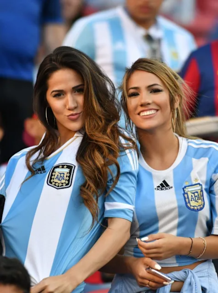 Vợ Messi đọ sắc siêu mẫu nội y nước Áo, dàn fan nữ khoe vẻ nóng bỏng trước đại chiến - 3