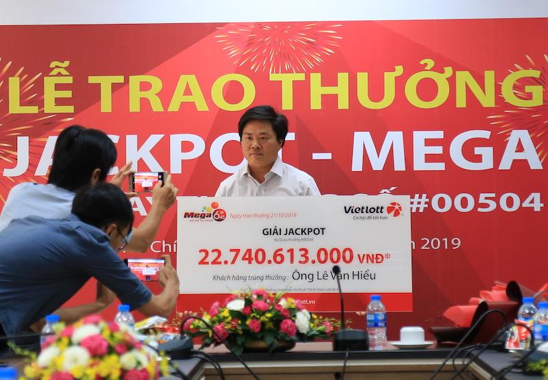 Những tỉ phú Vietlott chọn lộ mặt - 1