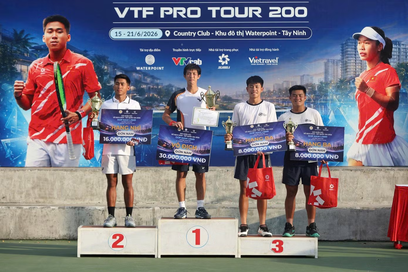 Phạm La Hoàng Anh lần đầu chạm tay cúp vô địch VTF Pro Tour 200 - 1