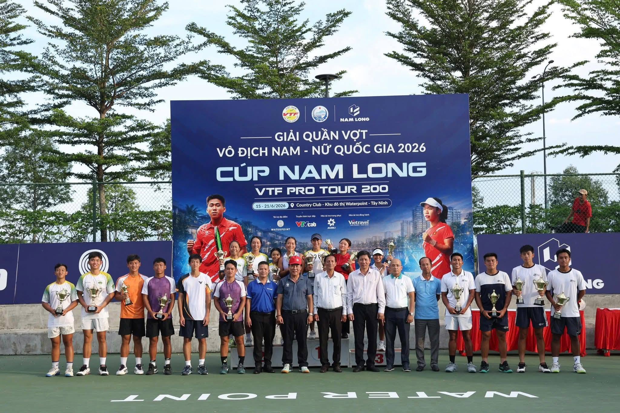 Phạm La Hoàng Anh lần đầu chạm tay cúp vô địch VTF Pro Tour 200 - 3