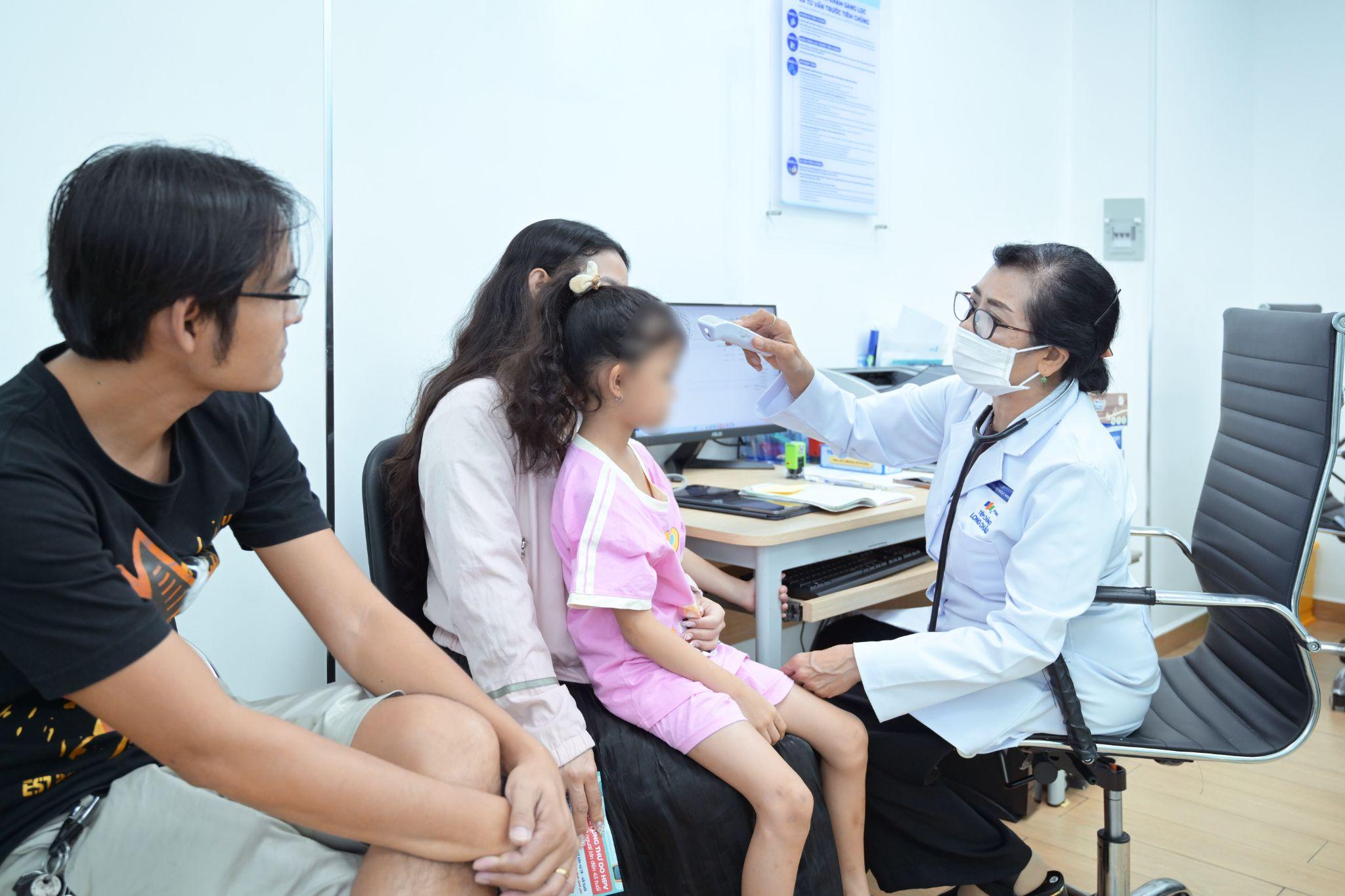 Bảo vệ con trước bệnh truyền nhiễm mùa hè: Bác sĩ khuyên phụ huynh chủ động rà soát lịch sử tiêm chủng của trẻ - 1