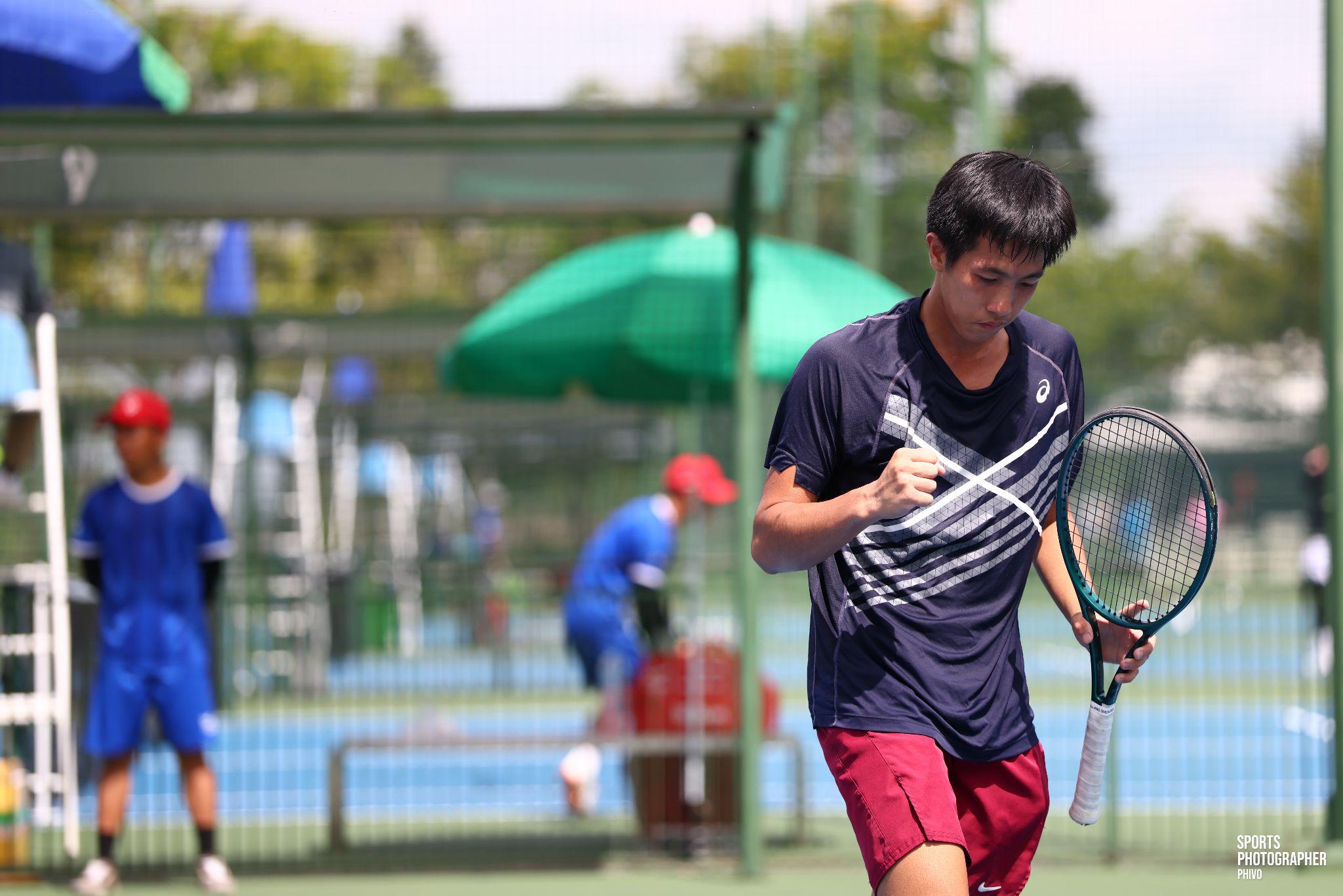 Phạm La Hoàng Anh lần đầu chạm tay cúp vô địch VTF Pro Tour 200 - 2