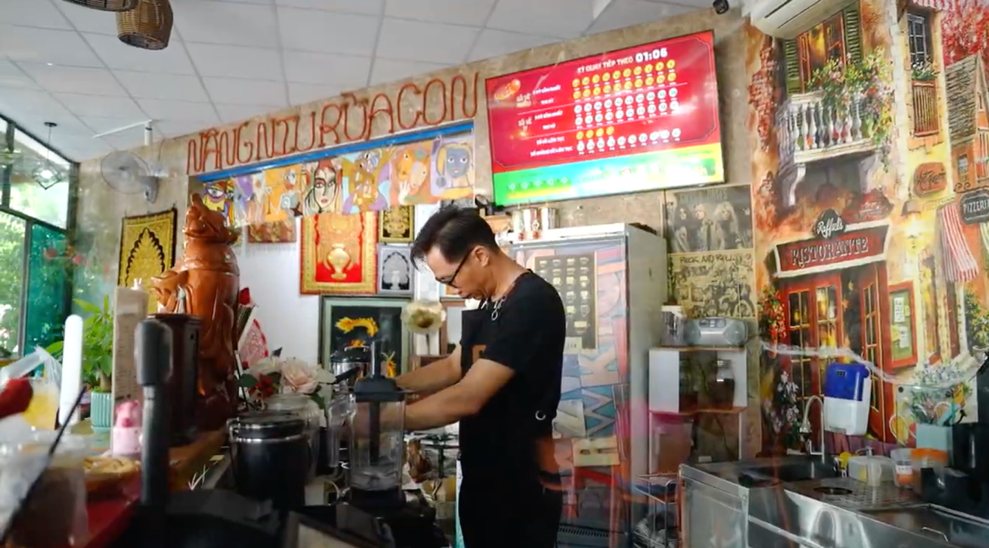 Rẽ hướng từ công việc văn phòng để làm chủ quán café kết hợp bán xổ số Vietlott - 4