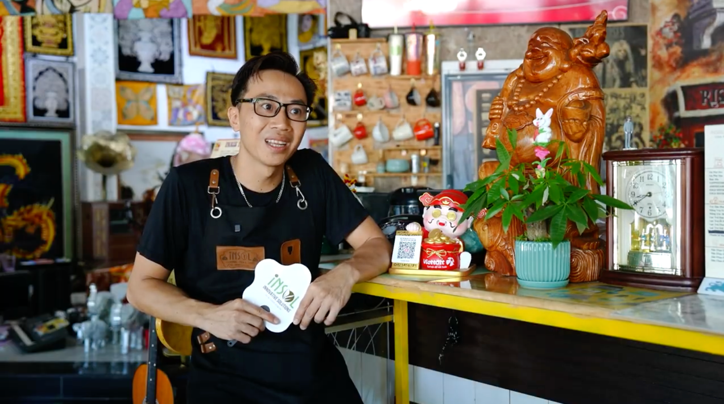 Rẽ hướng từ công việc văn phòng để làm chủ quán café kết hợp bán xổ số Vietlott - 2