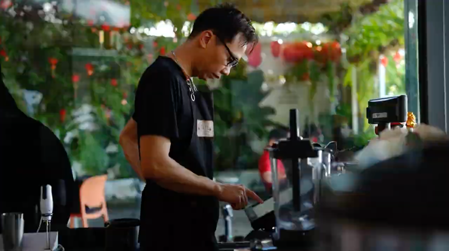 Rẽ hướng từ công việc văn phòng để làm chủ quán café kết hợp bán xổ số Vietlott - 1