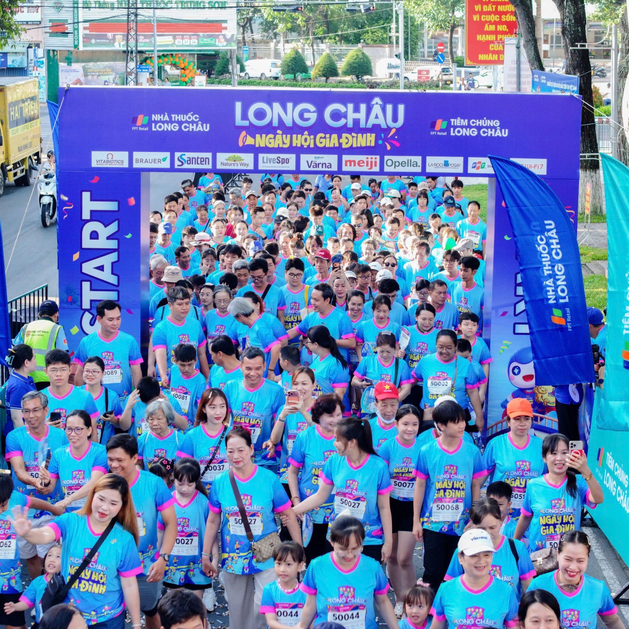 Trường Giang, Lương Thế Thành, Lê Phương cổ vũ hơn 2.000 thành viên từ gia đình ba thế hệ đi bộ nâng cao sức khoẻ - 9
