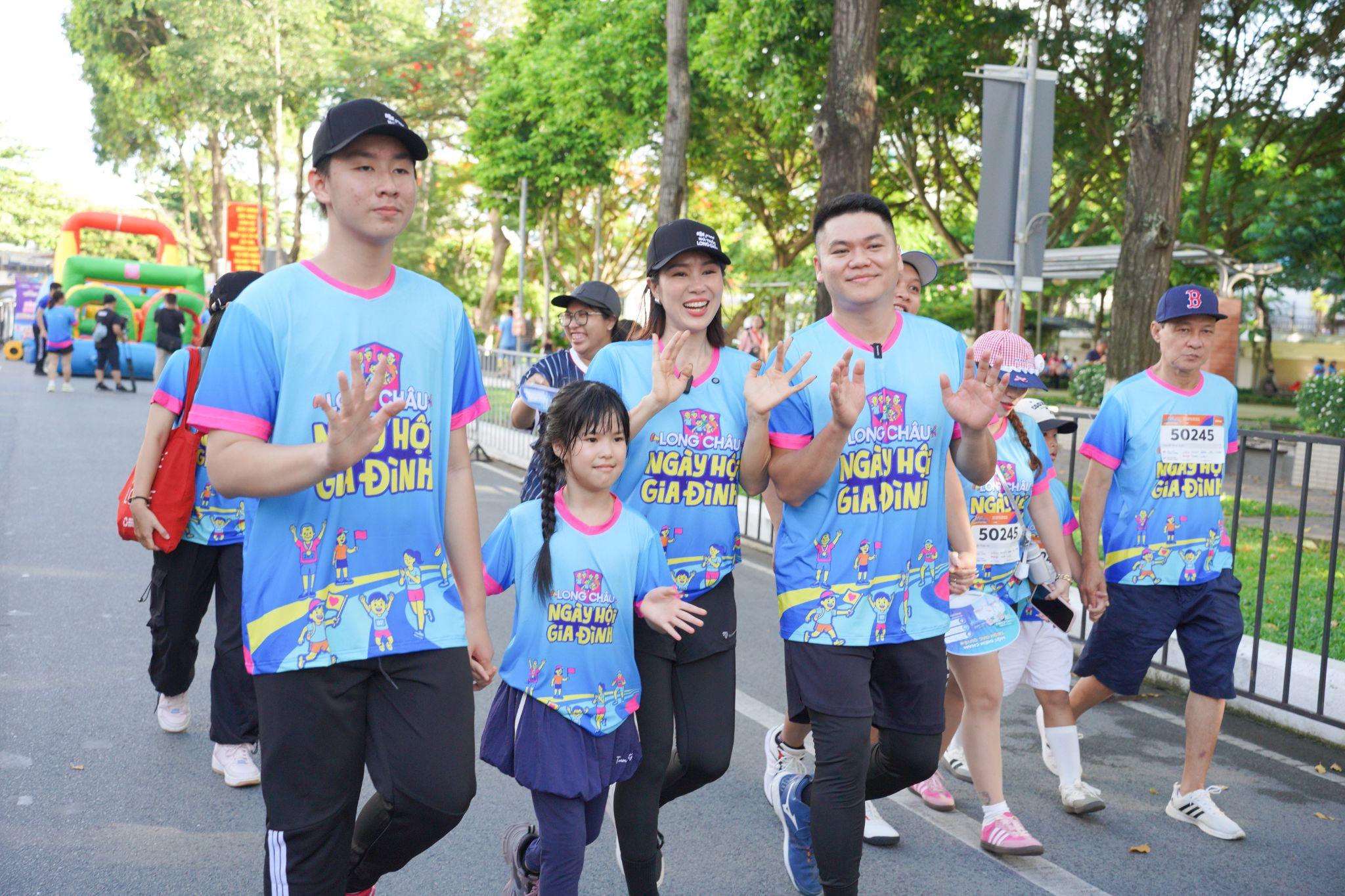 Trường Giang, Lương Thế Thành, Lê Phương cổ vũ hơn 2.000 thành viên từ gia đình ba thế hệ đi bộ nâng cao sức khoẻ - 3