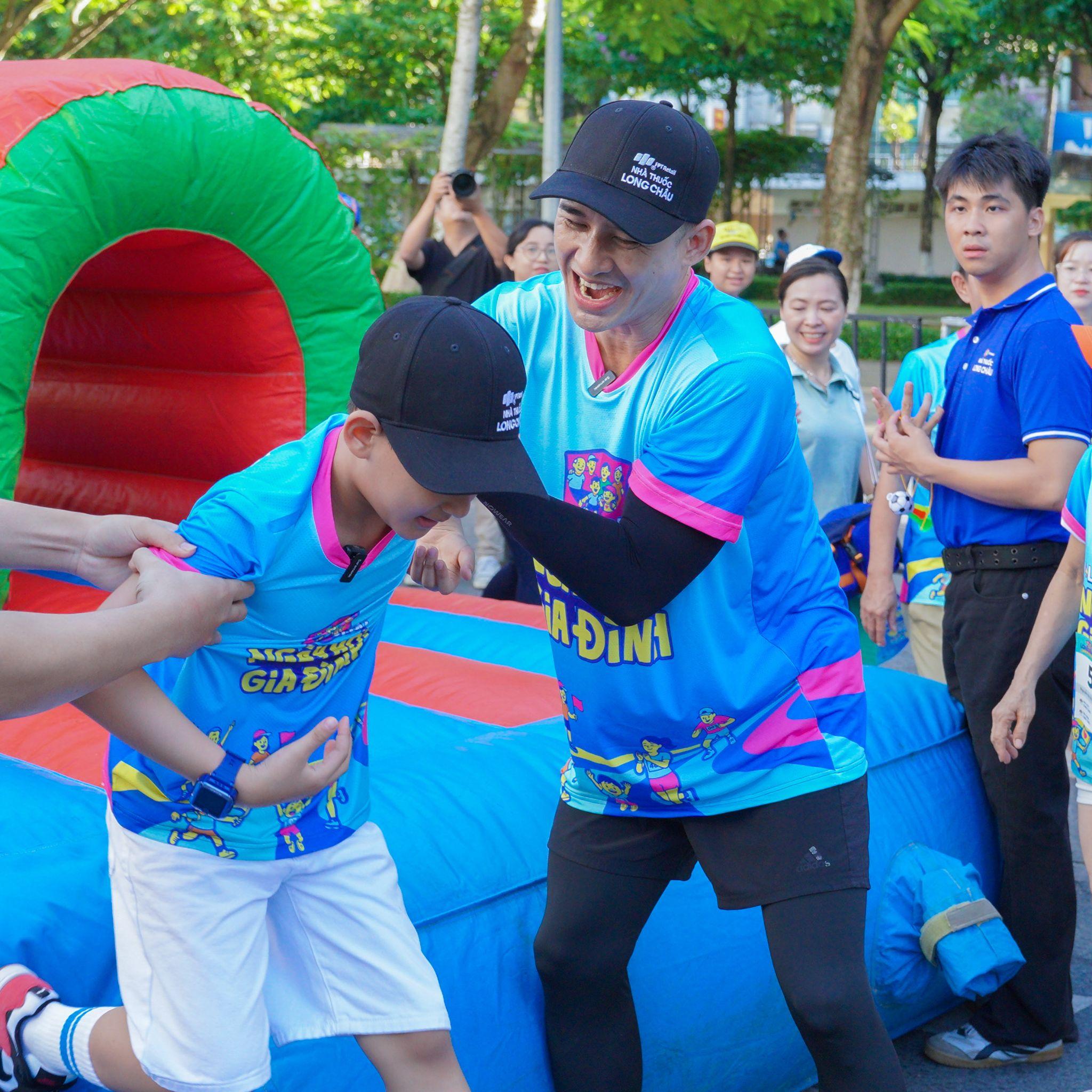 Trường Giang, Lương Thế Thành, Lê Phương cổ vũ hơn 2.000 thành viên từ gia đình ba thế hệ đi bộ nâng cao sức khoẻ - 2