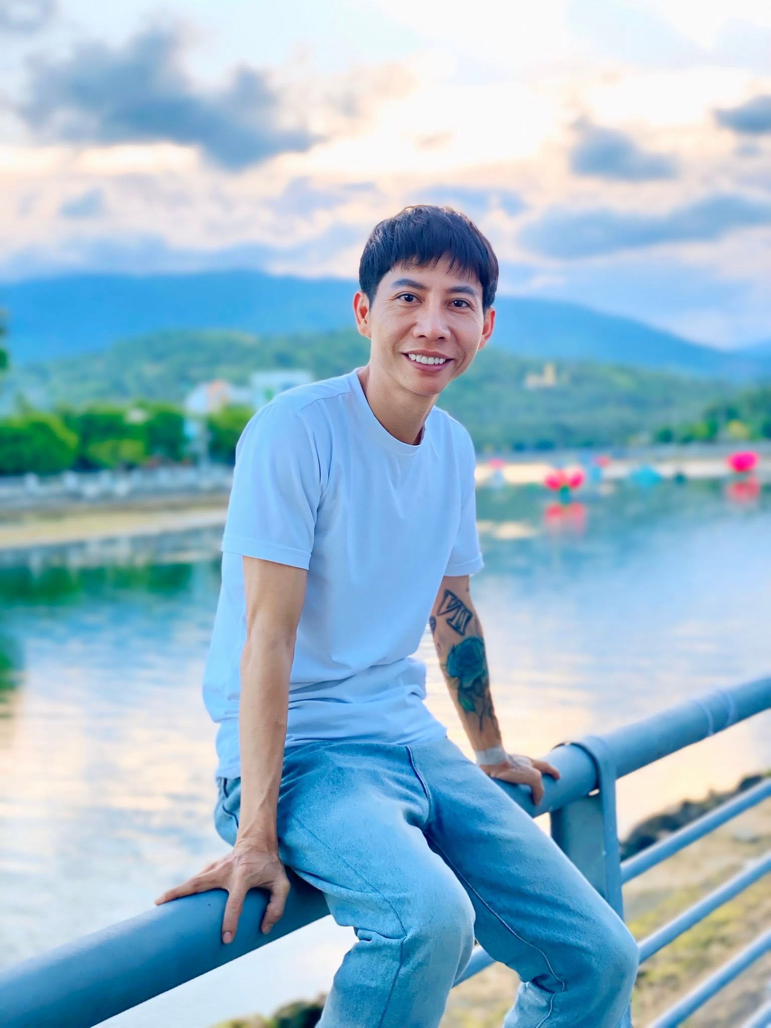 Đạo diễn Anh Gàkon: Từ chàng trai đam mê nghệ thuật đến người truyền động lực qua ống kính - 1
