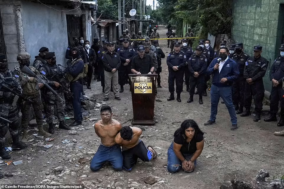 3 thành viên băng đảng khét tiếng qùy giữa phố, El Salvador tuyên chiến với tội phạm - 2