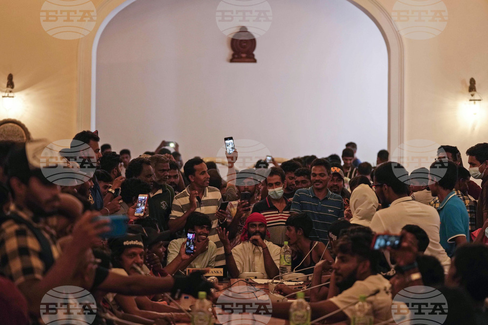 Sri Lanka: Dân nhảy xuống hồ bơi, ngồi &#34;họp nội các&#34; trong dinh Tổng thống - 2